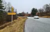 Skilt langs Fv 47 laurdag føremiddag, Sveio sentrum (nordre innkøyrsel) til høgre.