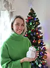 Oksana Shutilova feira si første jul i Norge i 2022. Det var også første gongen ho hadde juletre av plast. Figuren i ho held i handa, er laga på vaksenopplæringa i Førde.
