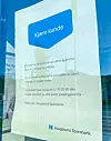 På plakaten står det informasjon om endring av opningstidene og korleis folk kan få hjelp utanom desse dagane.