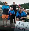Skyttarlaget heiar på Olve Birkeland. Til bords sit Arne Birkeland og Siv Wibeke Grønås, foreldra.