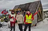 Wenche Stølås Storli (til venstre), Marit Persen Liknes (prosjektleiar for dagsturhyttebygginga i Sveio) og Mikal Liknes hadde kledd seg godt for å følgja med på helikoptertransporten av hyttemodulane.