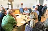 Leiaren for pårørandeforeininga ved Sveio omsorgssenter Jan T. Enerstvedt, var mellom deltakarane i gruppearbeidet ved dette bordet.