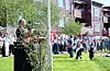 Per Bjørn Habbestad (på podiet) opnar hendinga med første vers i nasjonalsangen, og avslutta med sjuande vers.