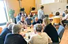 Anne Vierdal (KrF) og Torstein Gramshaug i samtale med resten av gruppa si om framtida sine utfordringar.