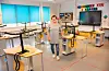 Alt er klart til å ta imot elevar på Førde skule. Kontaktlærar Astrid Sandvik gler seg til å møta sine 1. klassingar igjen. I klasserom som er annleis enn då elevane sist var på skulen med alt på pulten og oppmerka tomt til kvar elev.