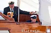 Kong Harald var dommar og regattasjef under den tradisjonelle regattaen H.M. Kongens serieseilaser i Oslofjorden i fjor. T.v. generalsekretær Peter T.M. Brandt i KNS. Foto: Javad Parsa / NTB / NPK