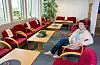 På lærarrommet er det festa opptatt-lappar på stolane. – Det er for å hjelpa oss tilsette å hugsa på avstand, seier Solveig Røynstrand.