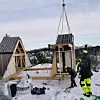 Her blir det jobba med å ta imot ein av hyttemodulane. Dagsturhytta er på 15 kvadrat og er eit lågterskeltilbod for turgåarar – ein plass å eta matpakka si, og å få litt varme i seg.