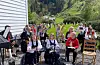 Blåserekkene i skulekorpsa tynnast år for år, både i Valestrand og Førde, men med hjelp av tidlegare korpsmedlemmer og andre vaksne, blei det likevel skikkeleg 17. mai stemning med korpsmusikk også i år. Bak frå venstre: Kari Grutle, Fred Helge Nappen (reserve trommer for Endre Hetlesæter), Anne Lise Økland, Gunvor Tjøstheim Steinsland. Mellomrekka: Ole Jacob Ravn Ottesen, Marta Haugsgjerd, Gudrun Tomas, Elin Hetlesæter og Jofrid Valen. Eldsjeler i skulekorpsmiljøet jobbar no for å få fleire med i korpsrørsla.