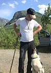 Halvor Tenden har eigen kennel til hundane sine, men det er alltid minst to hundar som spring lause på garden. — Om ein hund treng ekstra sosialisering, hender det eg tek han inn i huset, men grensesetting er viktig. Utan det, mistar dei fokus og blir vanskelege å dressere, seier han. FOTO: PRIVAT