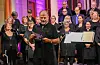 Per Bjørn Habbestad hadde mange oppgåver i tillegg til å dirigera koret Ad Libitum. Han leia heile konserten med stødig hand og stemme, og fortalde også nokre morosame historiar.
