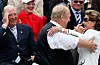 Låtten sit laust hos kongen når han koser seg. Ved opninga av Spangereidkanalen vart dronning Sonja spontant boden opp til dans av musikar Siggen Høyland, som kasta frå seg filledokka han hadde dansa med til då. Besøket var ein del av syttiårsfeiringa til dronninga. Bak kong Harald sit danskedronninga, Margrethe, og svenskekongen, Carl Gustaf. Foto: Lise Åserud / NTB / NPK