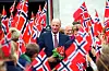 Folkekonge: Kongeparet har som mål å ha vore på offisielle besøk i alle kommunane i landet. Her er kong Harald på Sørvestlandet i juni 1998. Foto: Terje Bendiksby / NTB / NPK