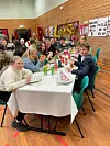 Ein innhaldsrik festmiddagbuffet fall i smak.