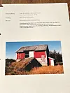 Småbruket med låven låg berre eit steinkast unna der Anne Lovise sjølv vaks opp. Då staden vart lagt ut for sal då ho var 18 år, kunne ho ikkje hugse å nokon gong å ha sett folk der. Foto: Heidi Molstad Andresen / NPK