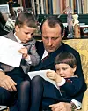 Pappa: Kronprins Harald les for barna, prins Haakon Magnus og prinsesse Märtha Louise, heime på Skaugum i februar 1977. Då fylte kronprins Harald 40 år. Foto: Svein Hammerstad / NTB / NPK