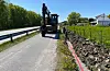 Dei byrja arbeidet ved innkøyrsel til Frøvik Elektro, og jobbar seg først litt nordover.FOTO: THOMAS VALLESTAD DRAGESET