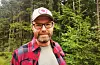 Leiar i Vestland fjørfeklubb, Frederik Justesen, har opplevd auka interesse for å halde høns i eigen hage dei siste åra. Foto: Privat