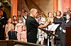 Ad Libitum, Sveio barnekor og dirigent Per Bjørn Habbestad i vakkert samspel mot slutten av konserten «Hyllest til Ole Paus».