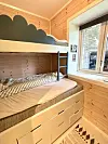 Låven har to små soverom, begge med plassbygde senger. Dette er gutane i huset sitt. Dei har lenge vore klare for eigne rom og større plass. Foto: Heidi Molstad Andresen / NPK