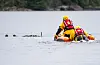 Markøren ligg urørleg i sjøen. Torbjørn Larsen og Ingunn Skåden er på veg ut for å redde han.FOTO: TORSTEIN TYSVÆR NYMOEN