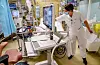 Torsdag var 249 koronapasientar innlagde på sjukehus. Det var ni fleire enn dagen før. I alt 70 av pasientane ligg på intensivavdeling, og av dei får 51 respiratorbehandling. Foto: Stian Lysberg Solum / NTB / NPK