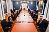 Regjeringsmedlemmene gratulerte prinsessa med dagen, og stemninga var tilsynelatande god. Frå regjeringa deltok blant andre statsminister Jonas Gahr Støre (Ap) og finansminister Trygve Slagsvold Vedum (Sp). Foto: Lise Åserud / NTB / NPK