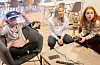 Kristine Øvretveit Bakke (t.v.), Dani Lukas Parsons Grunnvåg, Elisabeth Nilsen Staupe og Vilja Maria Brynjelsen testar utstyret før ein runde med playstation.FOTO: THOMAS VALLESTAD DRAGESET