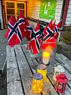 Ved inngangen var det koseleg pynta med lys og flagg.