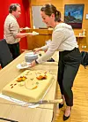 Ordføraren skjer avskilskake og politisk sekretær Bjarte Storlie Stølås er servitør.