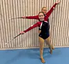 Emmalinn Svendsen (fremst) og Hanna Bua Semb. Hanna tok gull i sin solo, og Emmalinn sikret sølv i sin solo. Sammen oppnådde de en flott 5. plass i duett. Foto: Privat
