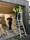 Godt humør på arbeid er viktig. Her Robert Giniewski i stigen og Janusz Kloka. Foto: Privat