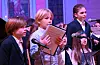 Akkompagnert av Eikeland og Valestrand musikkorps framførte dei fem borna den vakre songen «Santa Lucia». Frå venstre: Emil Sebastian Thomas, Vebjørn Lundås, Sigrid Lundås, Linnea Thomas og Felix Thomas. Foto: Elisabeth Hauge Bakke