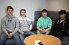 Sveio-elevane Oscar B. Talle, Daniel Svartveit, Daniel Nordtveit og Tolete Waketha ser litt ulikt på mobilbruk på skulen, men meiner det er til å leva med.