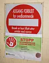 På døra i pakkerommet er det full stopp. FOTO: ELLEN MARIE HAGEVIK