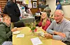 Alvin (t.v.) og Sonja Halvorsen Haga og Nils Kristian Haga tok den årlege turen til julemarknaden i Bua. Foto: Anne Synnøve Breistig