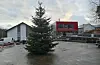 Julegrana på Sveiotorget er dekorert med fine ord ein kan seia til dei ein møter.