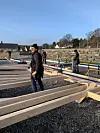 Svein Ivar Bøe slår saman yttervegg, medan Torkel Rossehaug i bakkant nivellerer høgda. Foto: Privat