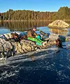 Pause med sokkebyte for Helge Elias Tveit under vegs på den 33,3 kilometer lange skeiseturen gjennom Sveio.
