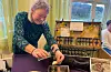 May Britt Haugland lokka med smaksprøvar på heimelaga krydder, laga frå eigne planter. Her er det ramslaukssaltet som blir dryssa over loff. Foto: Anne Synnøve Breistig