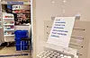 Plakaten om forsyningar på munnbind var nettopp hengt opp då Vestavind var innom i 14-tida fredag. I bakgrunnen apotekteknikar Karoline Aga.