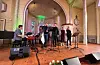 Det var mykje musikk i Valestrand kulturkyrkje sundsg: Frå venstre: Lars Liknes på piano, Anders Lunde på bass, og songarane Ruben Reisersen, Kristian Valle Høie, Veroniva Stokland og Anastasiia Nuzhnaya.FOTO: PRIVAT