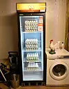 Eit tidlegare ølskap gjer teneste som kjøleskap for egga som bli selde direkte i hønsehuset. FOTO: ELLEN MARIE HAGEVIK
