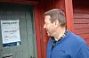 Cato Helgesen viser fram oppslaget om betaling for gjestebåtplasser via app. Tidlegare kunne gjestene betala ved å putta kontantar gjennom brevsprekka i døra. FOTO: EINAR VESTVIK