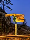 Turen starta på Kalandsvatnet like nedanfor desse vegvisarskilta på Søre Våge.