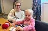 Camilla (t.v.) og Anna Fagerland Tverfjell hadde kort veg til julemarknaden frå Auklandshamn. Foto: Anne Synnøve Breistig