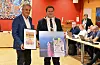 Ordfører André Mundal Haukås overrakte både et kunstverk og et diplom til Ole Jørgen Furdal som bevis på hans og Ingrids innsats over mange år. Foto: Morten Vågset Møller