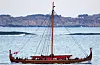 METERVIS I MASTA: Verdas største vikingskip, «Draken Harald Hårfagre», seglar med tau frå Hardanger Fartøyvernsenter.