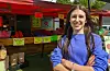 Isabel Kelic (26) er et kjent smil for dem som stopper ved boden på Haukås. Hun har et lite tips til kundene: Prøv jordbærene med vaniljesaus – det er bare helt nydelig. Foto: Morten Vågset Møller