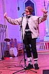Artist og humorist Torolf Nordbø har her bytt klede for å vera både pensjonisten og ungkaren «Han Innante», som ikkje såg med blide augo på at byfolk har det med å setja nye namn på til dømes det folk på landet kallar søppelsortering. Foto: Elisabeth Hauge Bakke